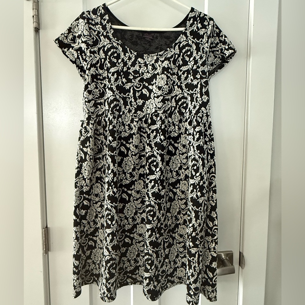 Motherhood Black and Gray Patterned Top